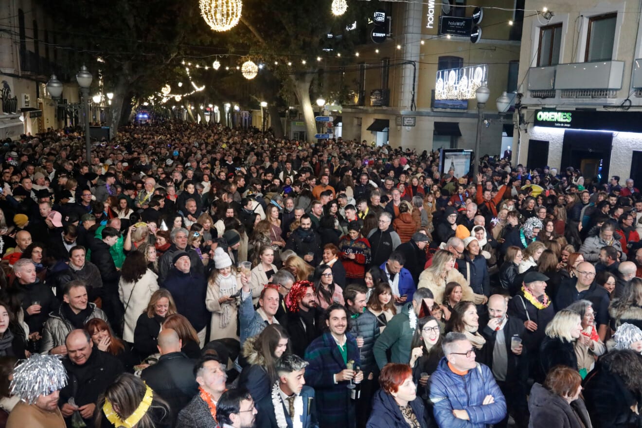 Ambiente festivo en la Nochevieja celebrada en la Glorieta del País Valencià de Dénia (14)