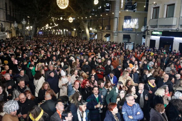 ambiente festivo en la nochevieja celebrada en la glorieta del pais valencia de denia 14