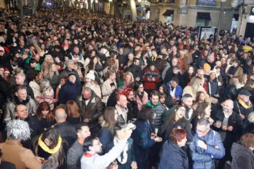 Ambiente festivo en la Nochevieja celebrada en la Glorieta del País Valencià de Dénia (15)