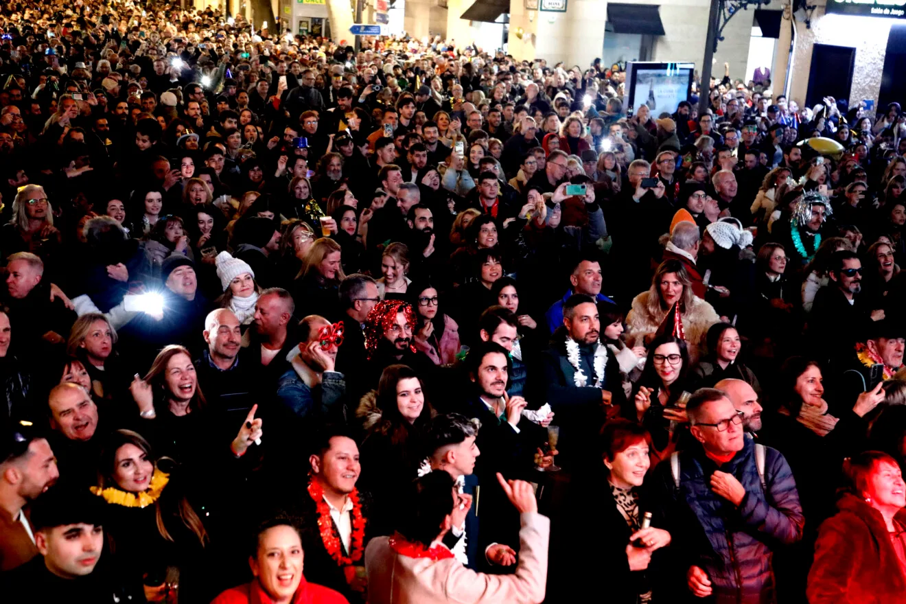 Ambiente festivo en la Nochevieja celebrada en la Glorieta del País Valencià de Dénia (18)
