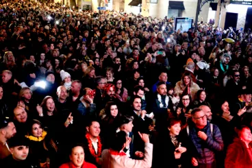 Ambiente festivo en la Nochevieja celebrada en la Glorieta del País Valencià de Dénia (18)