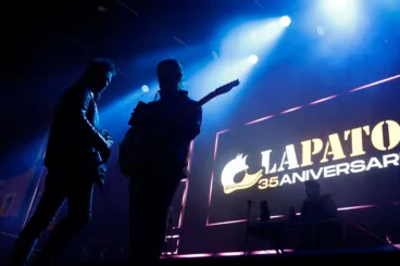Ambiente festivo en la Nochevieja celebrada en la Glorieta del País Valencià de Dénia (2)