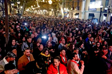 Ambiente festivo en la Nochevieja celebrada en la Glorieta del País Valencià de Dénia (21)