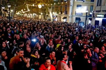 Ambiente festivo en la Nochevieja celebrada en la Glorieta del País Valencià de Dénia (22)