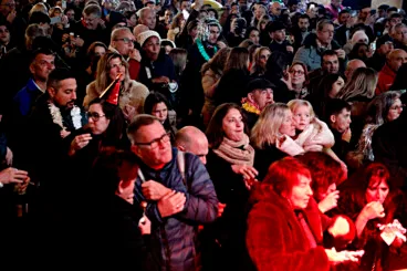 Ambiente festivo en la Nochevieja celebrada en la Glorieta del País Valencià de Dénia (23)