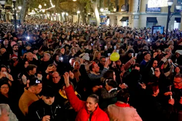 Ambiente festivo en la Nochevieja celebrada en la Glorieta del País Valencià de Dénia (24)