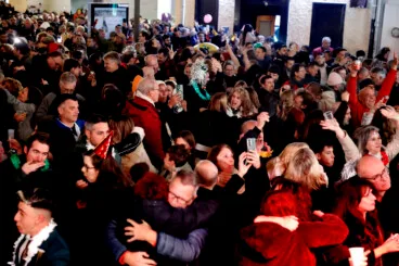 Ambiente festivo en la Nochevieja celebrada en la Glorieta del País Valencià de Dénia (25)