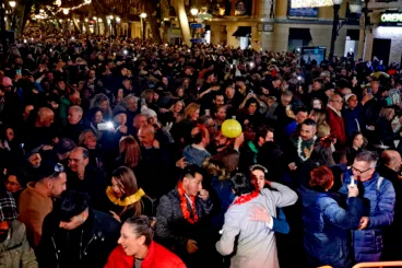 Ambiente festivo en la Nochevieja celebrada en la Glorieta del País Valencià de Dénia (26)