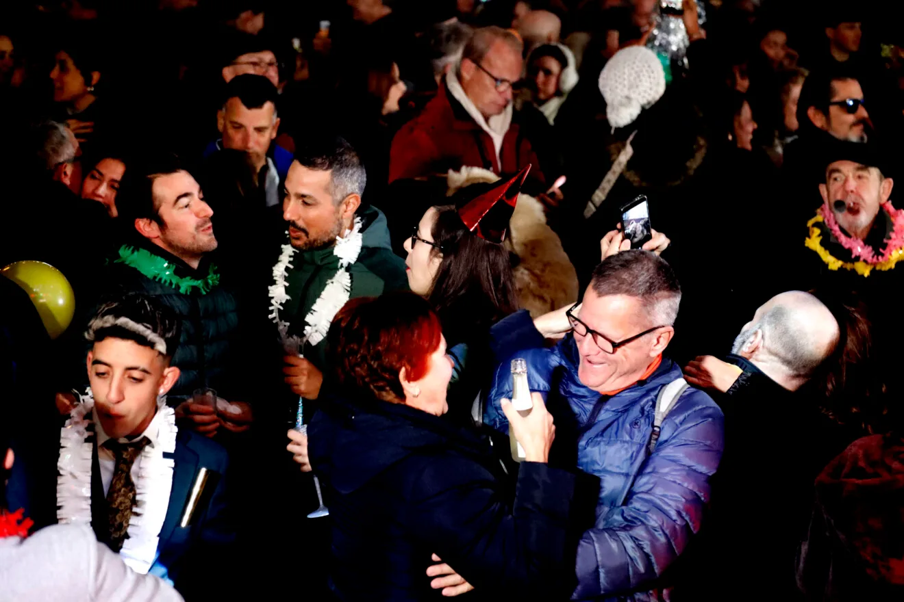 Ambiente festivo en la Nochevieja celebrada en la Glorieta del País Valencià de Dénia (27)