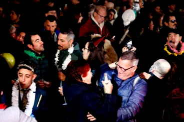 Ambiente festivo en la Nochevieja celebrada en la Glorieta del País Valencià de Dénia (27)