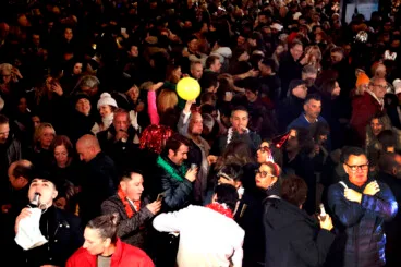 Ambiente festivo en la Nochevieja celebrada en la Glorieta del País Valencià de Dénia (28)