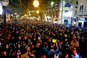 Ambiente festivo en la Nochevieja celebrada en la Glorieta del País Valencià de Dénia (29)