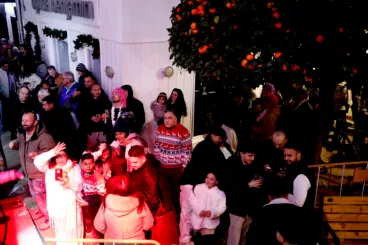 Ambiente festivo en la Nochevieja celebrada en la Glorieta del País Valencià de Dénia (30)