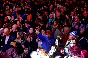 Ambiente festivo en la Nochevieja celebrada en la Glorieta del País Valencià de Dénia (32)