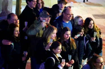 Ambiente festivo en la Nochevieja celebrada en la Glorieta del País Valencià de Dénia (33)
