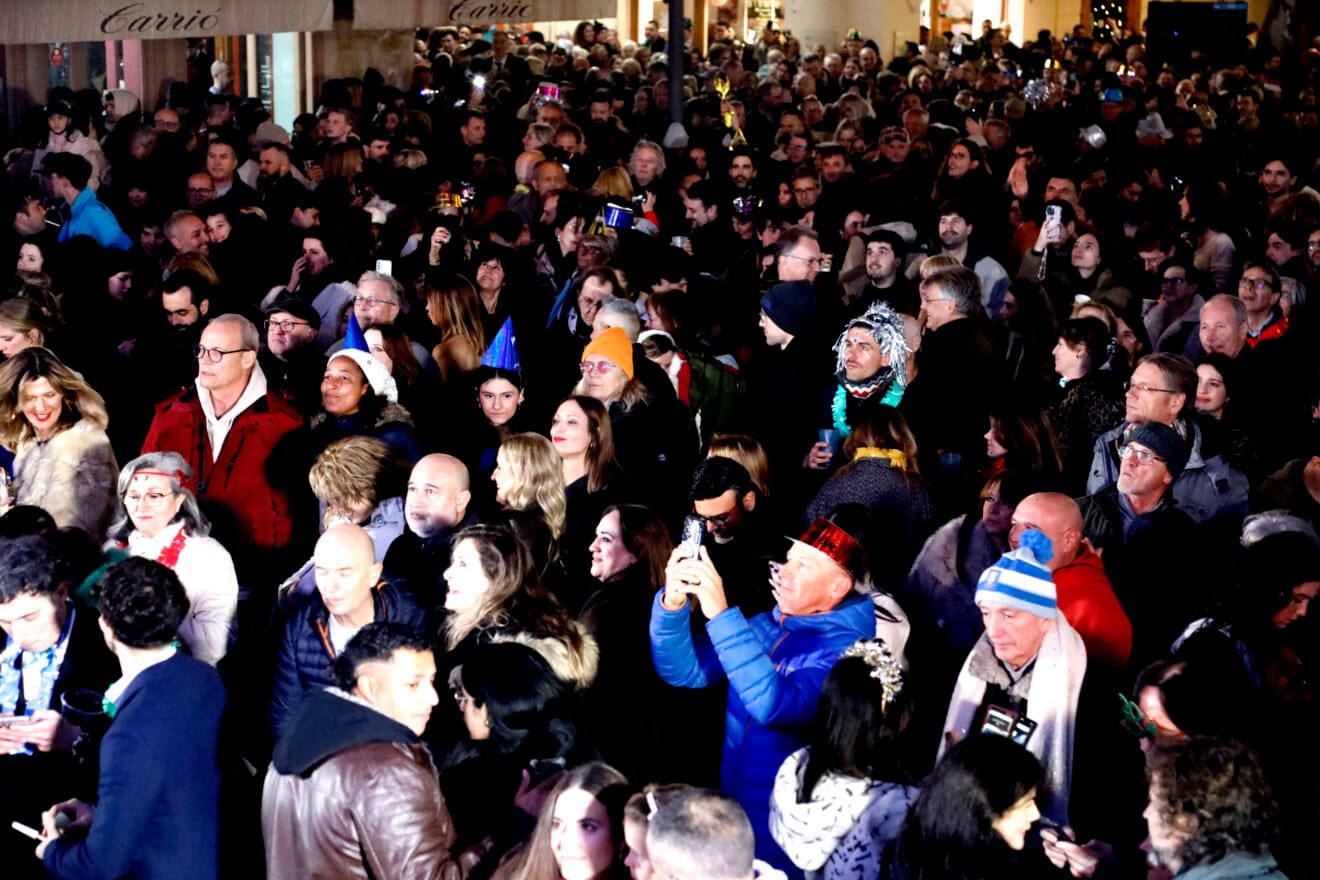 Ambiente festivo en la Nochevieja celebrada en la Glorieta del País Valencià de Dénia (35)