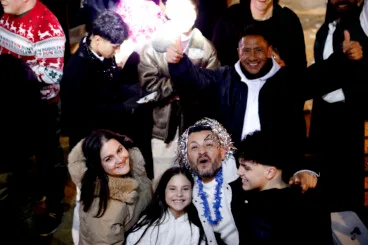 Ambiente festivo en la Nochevieja celebrada en la Glorieta del País Valencià de Dénia (37)