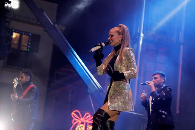 ambiente festivo en la nochevieja celebrada en la glorieta del pais valencia de denia 4