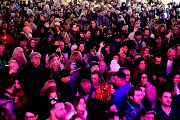 Ambiente festivo en la Nochevieja celebrada en la Glorieta del País Valencià de Dénia (40)