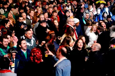 Ambiente festivo en la Nochevieja celebrada en la Glorieta del País Valencià de Dénia (41)