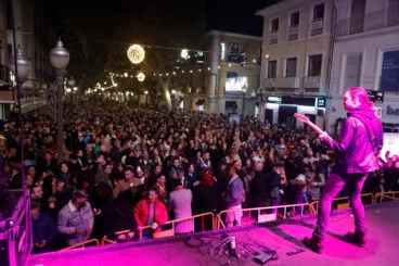 Ambiente festivo en la Nochevieja celebrada en la Glorieta del País Valencià de Dénia (43)