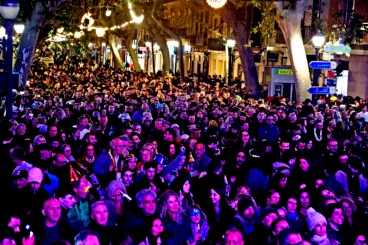 Ambiente festivo en la Nochevieja celebrada en la Glorieta del País Valencià de Dénia (44)