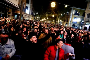 Ambiente festivo en la Nochevieja celebrada en la Glorieta del País Valencià de Dénia (45)