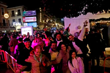 Ambiente festivo en la Nochevieja celebrada en la Glorieta del País Valencià de Dénia (47)