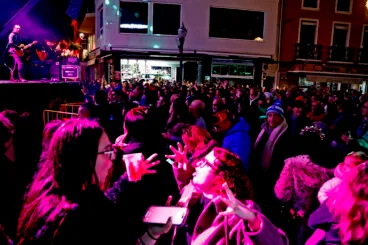 Ambiente festivo en la Nochevieja celebrada en la Glorieta del País Valencià de Dénia (48)