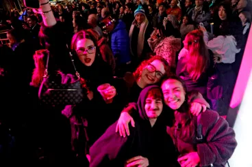 Ambiente festivo en la Nochevieja celebrada en la Glorieta del País Valencià de Dénia (49)