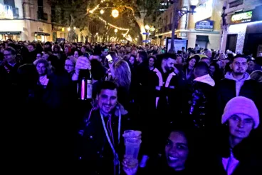 Ambiente festivo en la Nochevieja celebrada en la Glorieta del País Valencià de Dénia (50)