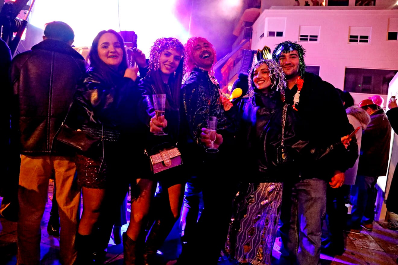 Ambiente festivo en la Nochevieja celebrada en la Glorieta del País Valencià de Dénia (52)