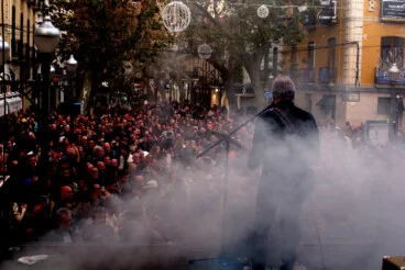 Ambiente festivo en la Nochevieja celebrada en la Glorieta del País Valencià de Dénia (53)