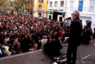 Ambiente festivo en la Nochevieja celebrada en la Glorieta del País Valencià de Dénia (55)