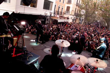 Ambiente festivo en la Nochevieja celebrada en la Glorieta del País Valencià de Dénia (57)
