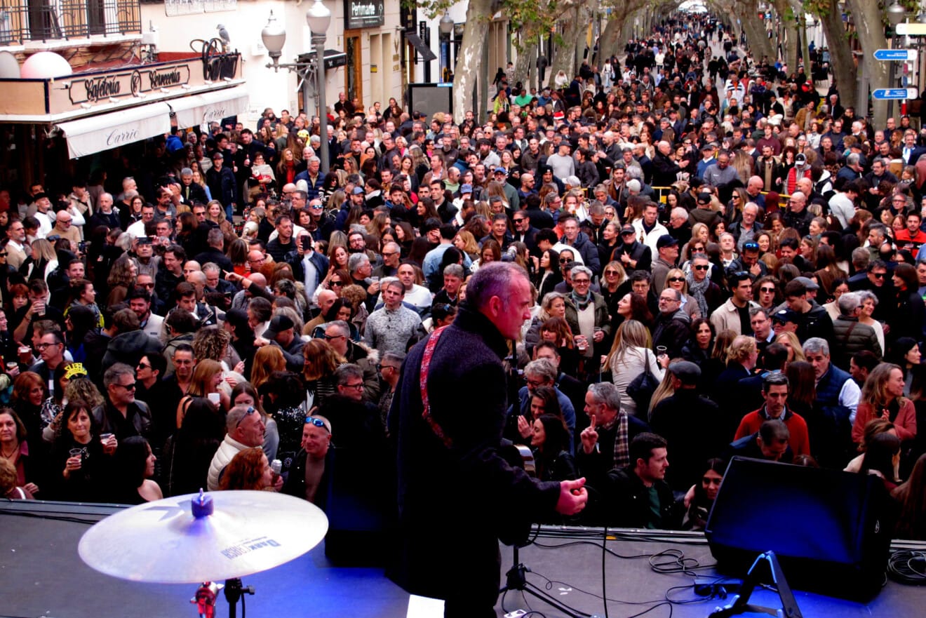 Ambiente festivo en la Nochevieja celebrada en la Glorieta del País Valencià de Dénia (58)