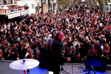 Ambiente festivo en la Nochevieja celebrada en la Glorieta del País Valencià de Dénia (58)
