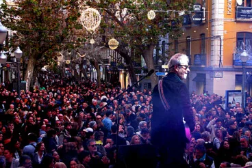 Ambiente festivo en la Nochevieja celebrada en la Glorieta del País Valencià de Dénia (60)