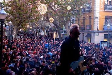 Ambiente festivo en la Nochevieja celebrada en la Glorieta del País Valencià de Dénia (61)