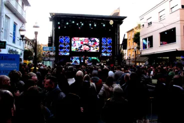Ambiente festivo en la Nochevieja celebrada en la Glorieta del País Valencià de Dénia (62)