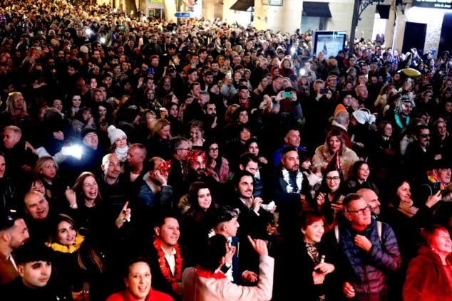 Imagen: Vecinos y vecinas de Dénia celebrando la Nochevieja celebrada en la Glorieta del País Valencià de Dénia