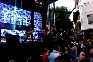 Ambiente festivo en la Nochevieja celebrada en la Glorieta del País Valencià de Dénia (65)