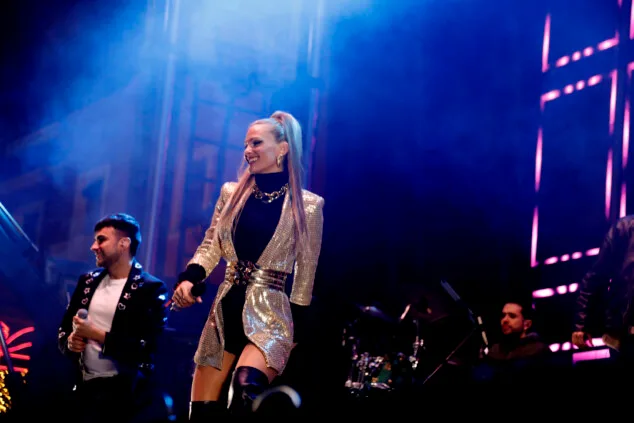 ambiente festivo en la nochevieja celebrada en la glorieta del pais valencia de denia 7