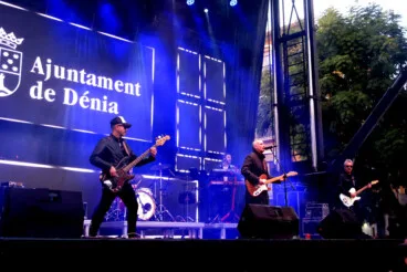Ambiente festivo en la Nochevieja celebrada en la Glorieta del País Valencià de Dénia (70)