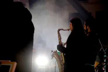 Ambiente festivo en la Nochevieja celebrada en la Glorieta del País Valencià de Dénia (9)