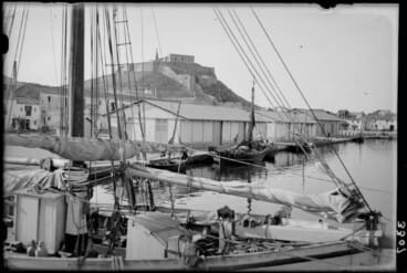 Scheepsbouwkunde in de haven van Dénia: detail van masten en tuigage