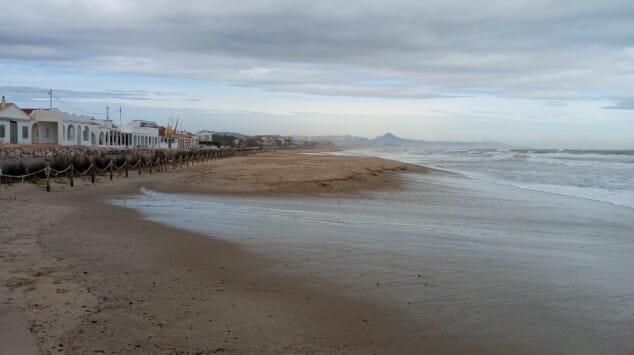 Imagen: La playa retrocede varios metros en Les Deveses, con la arena completamente reconfigurada y un paisaje muy distinto al habitual tras el paso de la borrasca