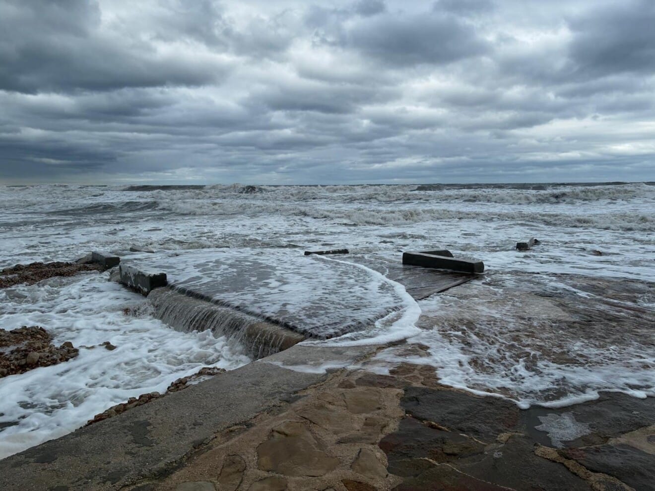 Así sufren el temporal las playas de Dénia 1