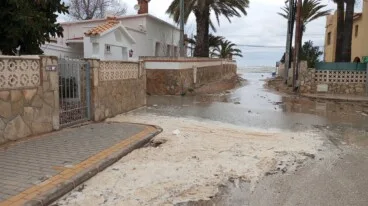 Así sufren el temporal las playas de Dénia 11
