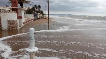 Así sufren el temporal las playas de Dénia 15